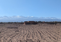 Vue sur le Haut-Atlas avec sillons désertiques