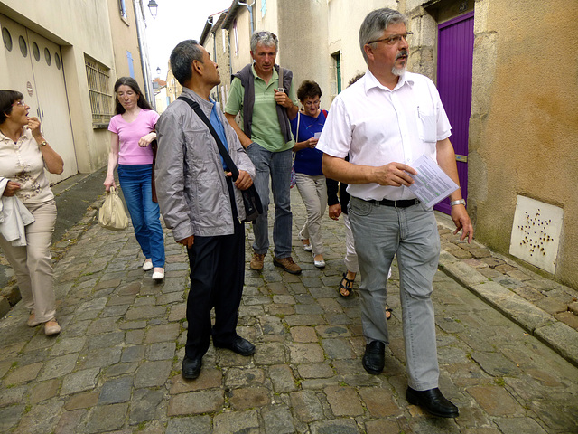 La Roche-sur-Yon, Patrice Joly, dekstre kun blanka ĉemizo, gvidas viziton de la kvartalo de la Malnova Horloĝo / Patrice Joly, à droite en chemise blanche, guide une visite du Vieux Quartier de l'Horl