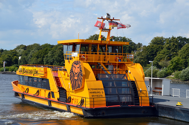 Die ALTENWERDER am Anleger Teufelsbrück auf der Elbe in Hamburg.