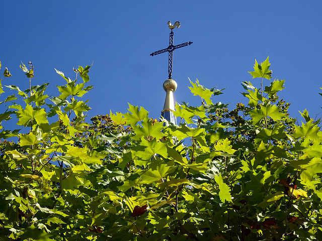 Der Hahn auf dem Kreuz