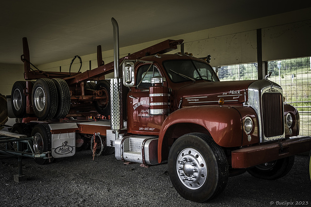 McCormick-Deering WD-9 ... 108 Mile Heritage Site (© Buelipix)