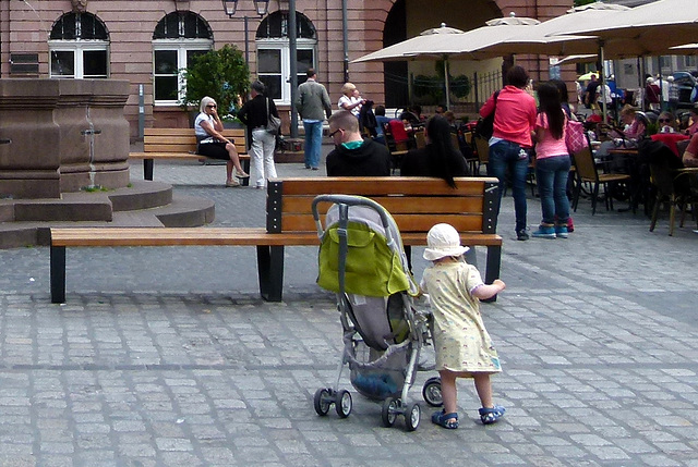 Kleine Dame beim Stadtbummel