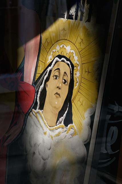 La Vierge m'est apparue derrière la vitre d'une boutique