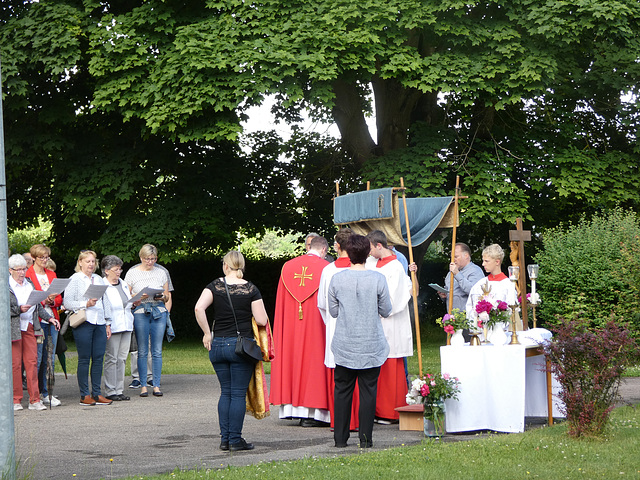 am Altar bei der Kirche