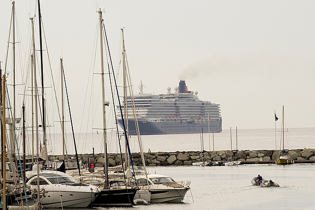 FREJUS: Arrivée du Queen Elisabeth....