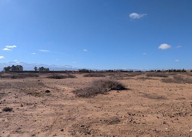 Ciel bleu du Maroc avec le Haut-Atlas au loin sur la gauche