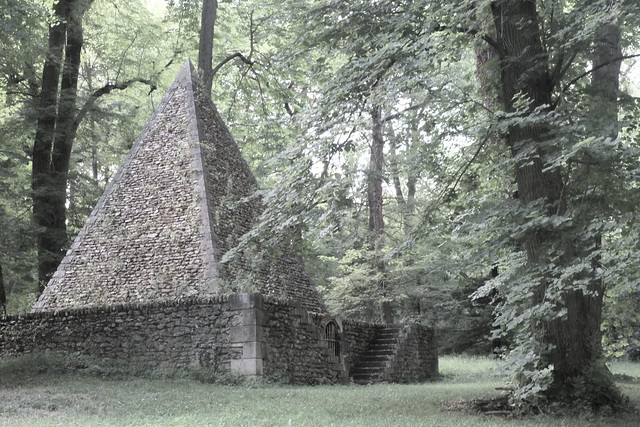 La Pyramide de la glacière (XVIIIe s.) - Désert de Retz