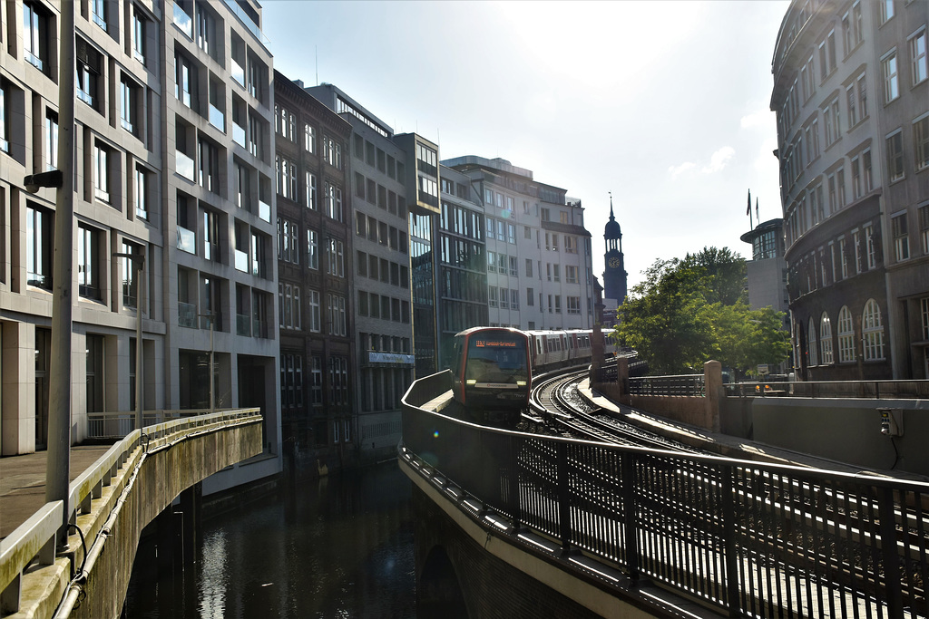 Einfahrt zur U-Bahn-Haltstelle Rathaus