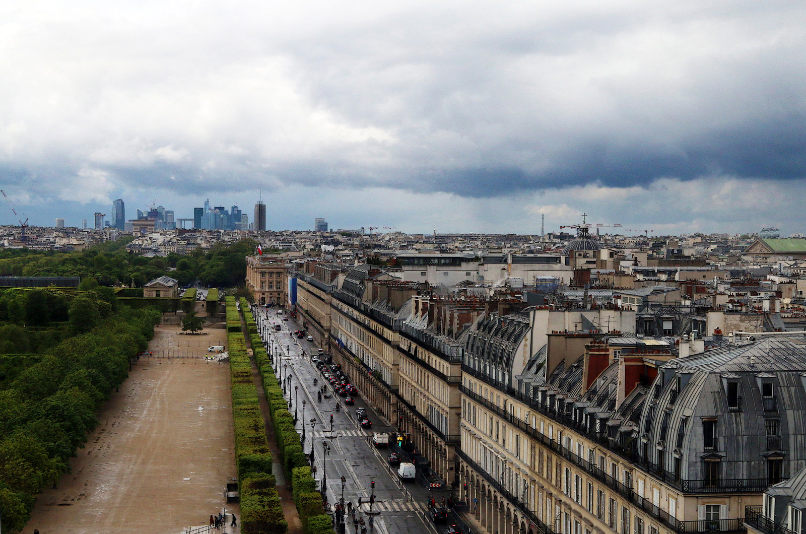 Rue de Rivoli sous la pluie  .