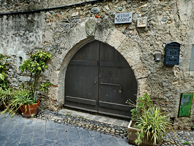 Antica porta a Finalborgo