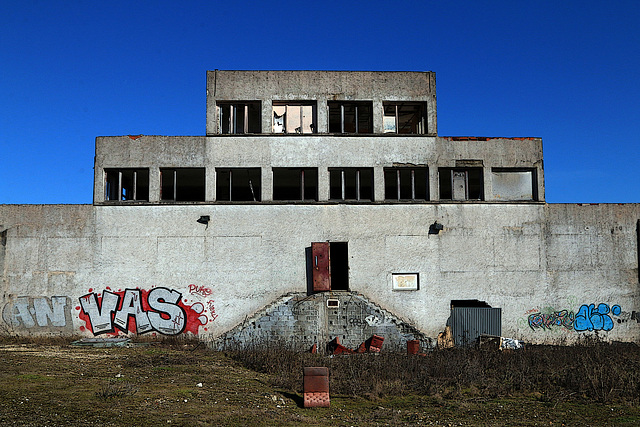 Friche commerciale , la discothèque Le Paradise à Vennecy ( 45 ) Friche commerciale , la discothèque Le Paradise à Vennecy ( 45 )
