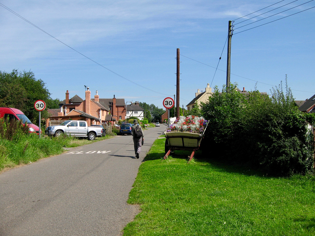 Nearing Netherseal along Clifton Road