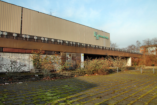 Rhein-Ruhr-Halle, verwilderter Haupteingang (Duisburg-Hamborn) / 17.02.2018