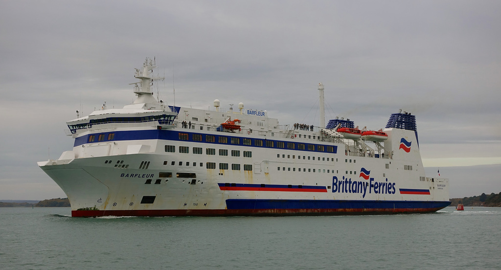 BARFLEUR passing Sandbanks Ferry