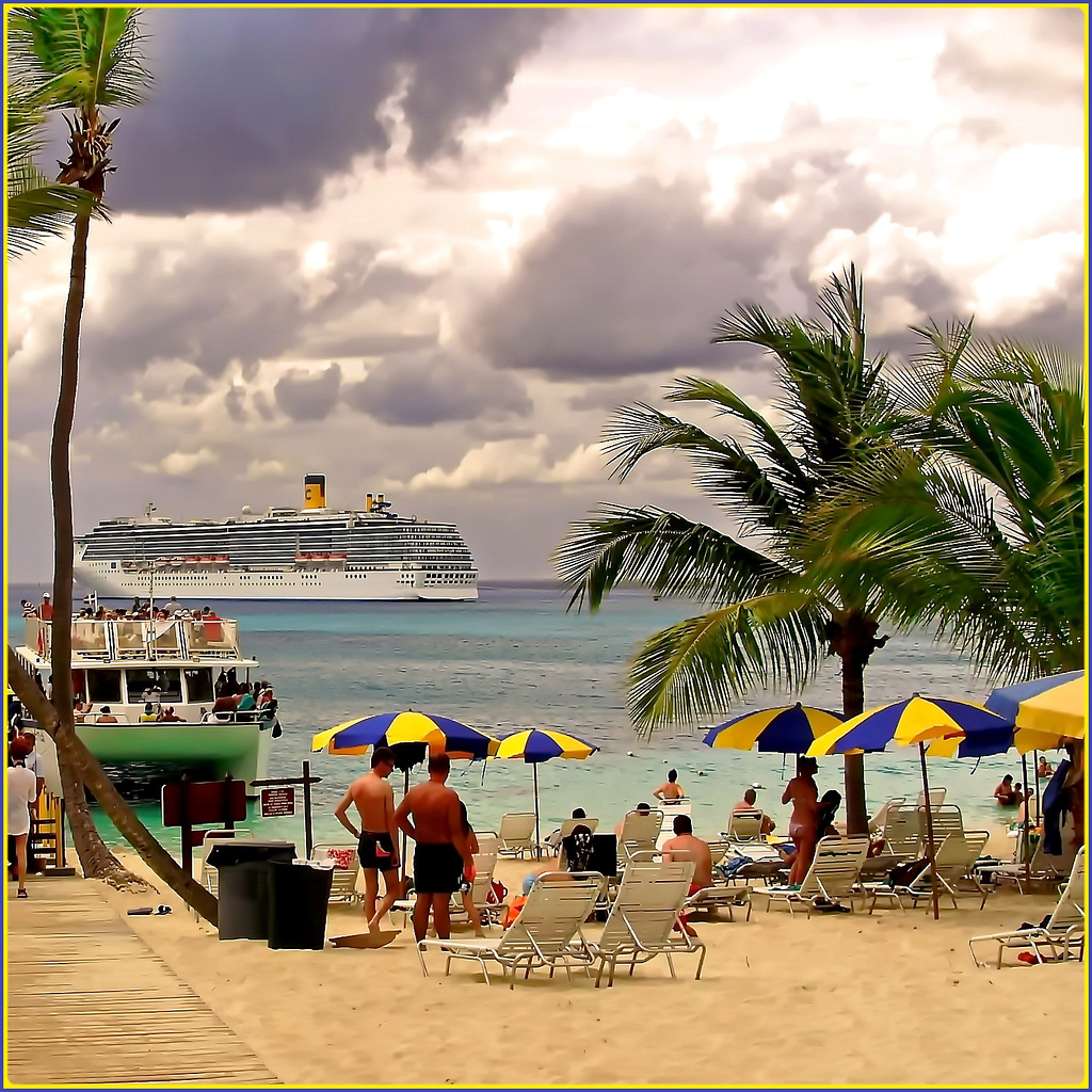 Catalina  accoglienza tropicale ai Caraibi - Ombrelloni giallo/blu di Costa crociere