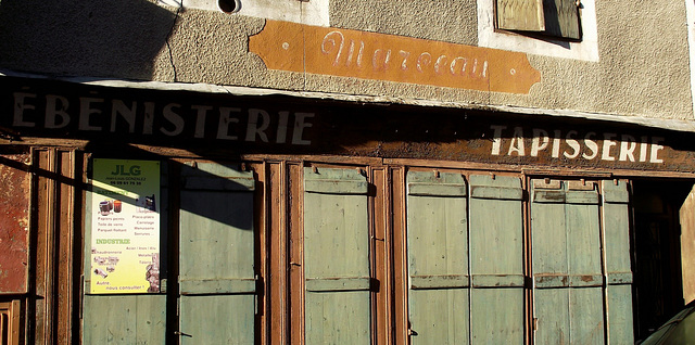 Vieille vitrine (Ebénisterie, tapisserie à St Foy la grande 33)