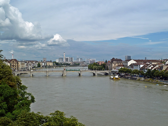 Blick Rheinabwärts vom Münsterturm in Basel
