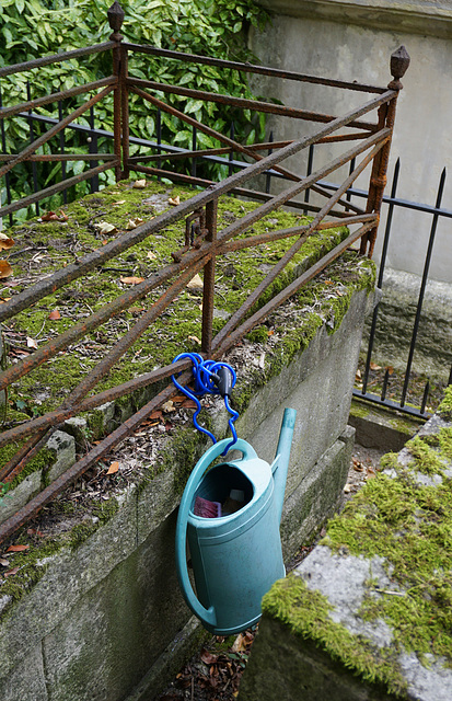 Watering can, Pere Lachaise