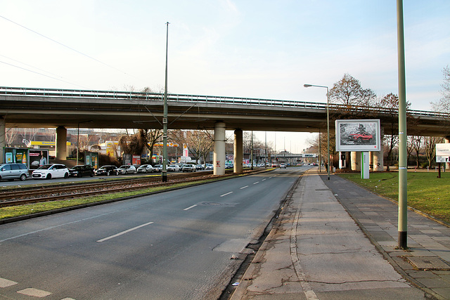 Duisburger Sraße mit Autobahnbrücke der A59 (Duisburg-Hamborn) / 17.02.2018