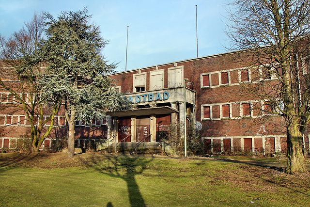 Verwilderter Eingang des 1998 geschlossenen Stadtbads Hamborn (Duisburg) / 17.02.2018