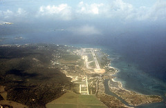Nach dem Start, Blick zurück auf den Norman Manley International Airport auf Jamaica 1984