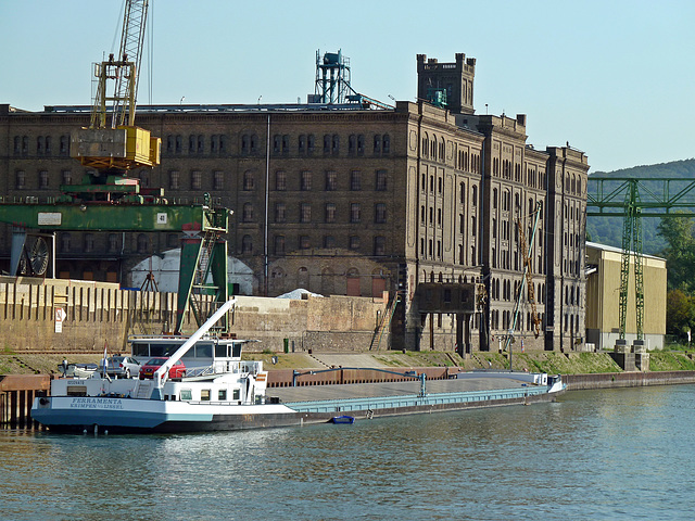 Das alte Getreidesilo in Horchheim erinnert mich an Handel, und  Warentransport auf dem Rhein