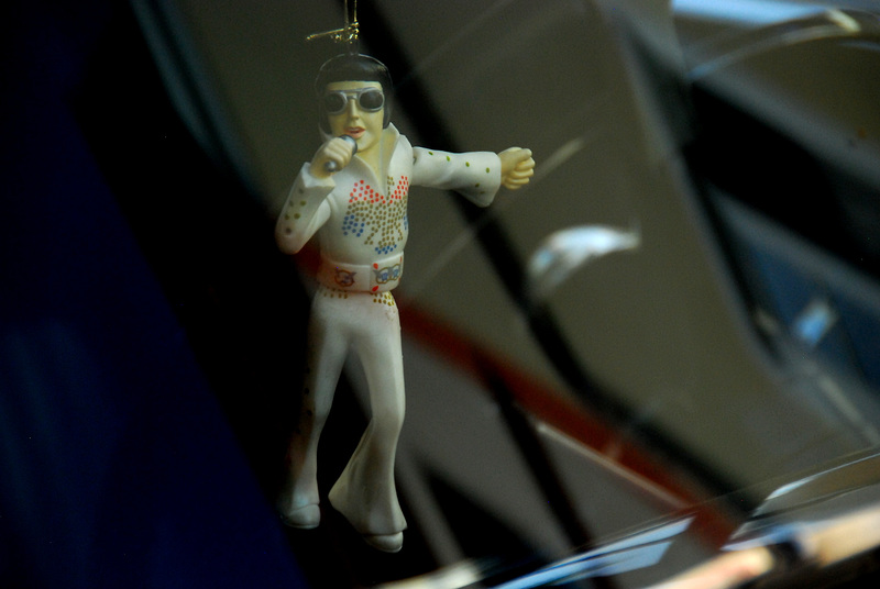Elvis hinter der Scheibe