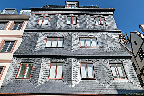 Schiefe(r)Fassade