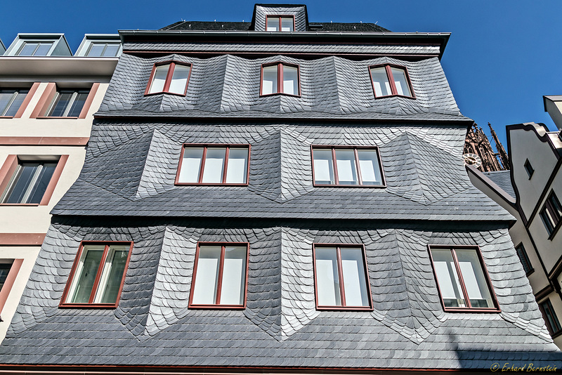 Schiefe(r)Fassade