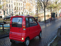 Canta LX rouge pétant sur Amsterdam.