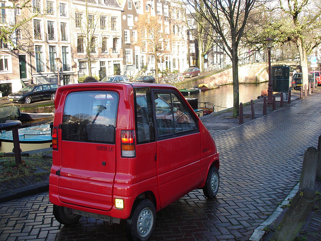 Canta LX rouge pétant sur Amsterdam.