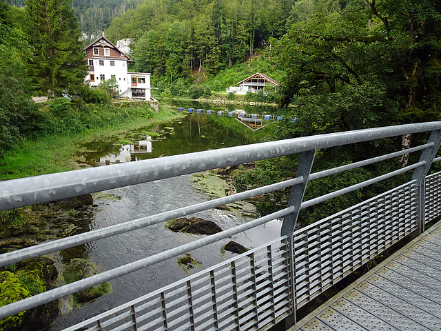 Genau auf der Grenze zwischen der Schweiz und Frankreich, am Doubs.