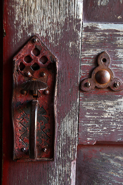 Un loquet avec l'emblème des pèlerins sur une porte de la cathédrale St-Pierre à Vannes