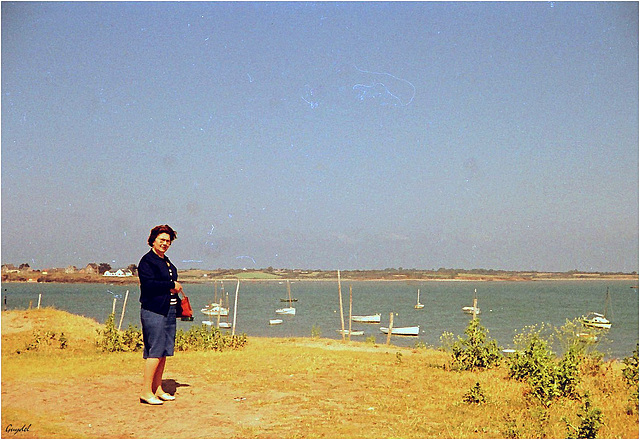 Maman vers Guérande 1966 ... pour le groupe "Photos anciennes" Thème "On the water"