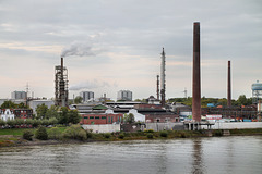 Blick von der Rheinbrücke Neuenkamp auf die Werksanlagen von Venator (Duisburg-Homberg) / 3.10.2022