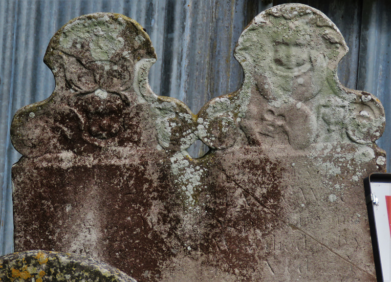 rye church, sussex (65)skulls and cherubs on a c18 double tombstone