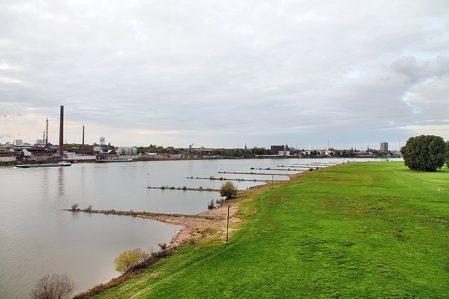 Neuenkamper Rheinufer, von der Brücke der A40 aus (Duisburg) / 3.10.2022