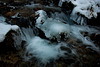 Eisgebilde im plätschernden Bach