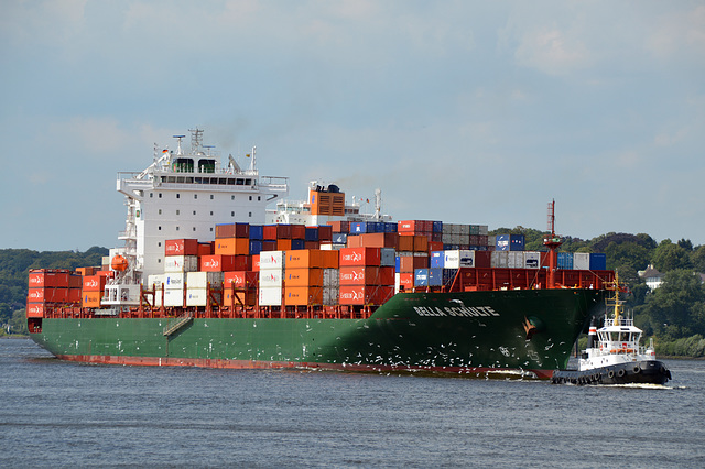 Die BELLA SCHULTE beim Einlaufen in den Hamburger Containerhafen