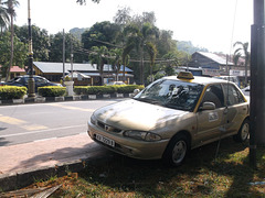 Taxi en face du Restoran AKRD