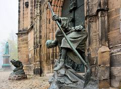 Vor der Johannis-Kirche in Magdeburg