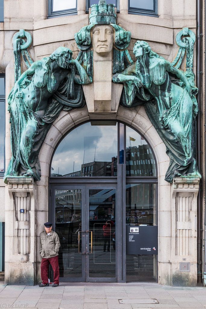 Art Nouveau Portal "Whispering Waves" /  Fiete unter flüsternden Wellen - Jugendstilportal Steinhöft 9 in Hamburg