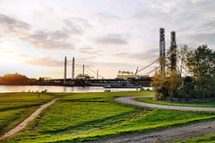 Blick zur Rheinbrücke Neuenkamp mit Neubau (Duisburg-Neuenkamp) / 3.10.2022