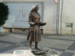 Statue of the fish seller.