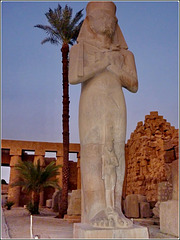 LUXOR : una scultura nella statua a Tebe
