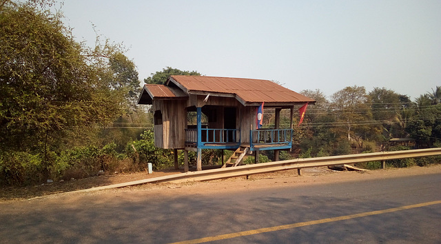Garde-fou et maison laotienne