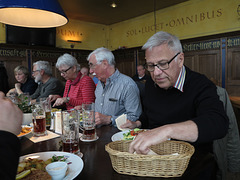 Im Brauhaus. Die Sonne hat allen geleuchtet