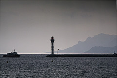 Arrivée au port par un temps maussade