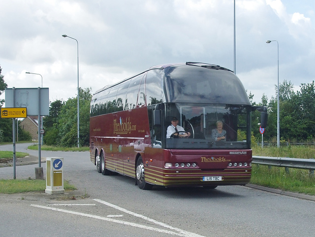 DSCF9089 Theobold’s Coaches L15 TBC (YN04 AUU) leaving Red Lodge, Suffolk - 5 Aug 2017