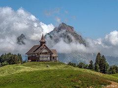 Kirchlein auf dem Stoos mit dem Grosen Miethen  Rechts und dem Kleinen Links